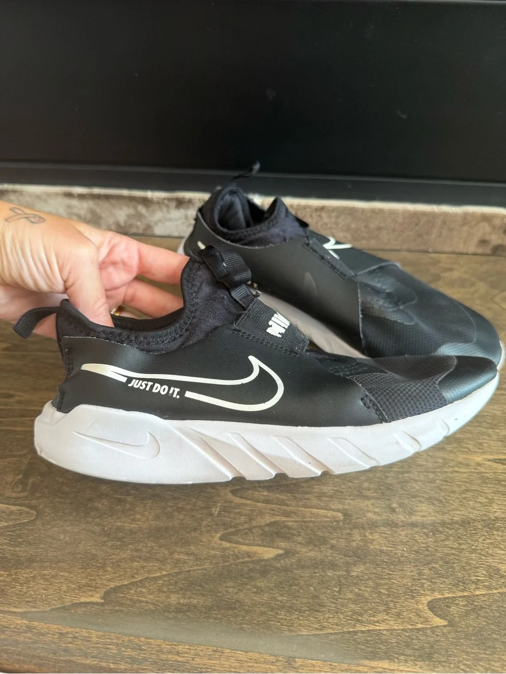 Nike Boys Black White Slip-On Low Top Sneakers US 5.5Y EU 38